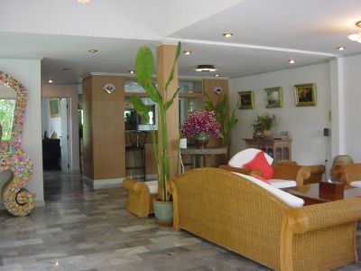 ขายบ้าน และ ขายที่ดิน ..รายละเอียดดังนี้1.ขายบ้านเมืองเอก 2 ชั้น ติดริมน้ำ 153 ตารางวา   3-4 นอน 4 น้ำ พร้อมเฟอร์ แอร์ 5 เครื่อง เครื่องทำน้ำอุ่น 2  ห้องรับแขกขนาดใหญ่   ตกแต่งทันสมัยสภาพพร้อมอยู่   จอดรถได้ 3 คัน อยู่โครงการ 3 ในทำเลที่ปลอดภัยมีเพื่อนบ้านพักอาศัยทุกหลัง มีความสงบ และไม่พลุกพล่าน  **น้ำไม่ท่วมคะ**    ในหมู่บ้านมีสระว่ายน้ำ สนามเทนนิส และสนามกอลฟ์ 2 สนาม ม�