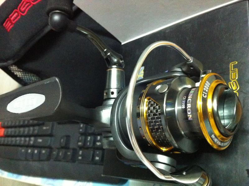 สปูนอลูมิเนียม ฉลุลายอโนไดซ์สีทองสลับลายเคลฟลาAirbail สแตนเลสใหญ่ เปิด-ปิด หน้ารอกระบบโช๊ค เฟือง strength gear ลูกปืนกันน้ำเค็ม 11+1ตลับด้ามจับยางRobot Eva Knob อัตราทด5.0.1 น้ำหนักเบรค 5กก ย้ำหนักรอก250กรัม จุสาย8/80ปอนkancon2000ตัวนี้เหมาะสำหรับผู้ที่ชื่นชอบการ ตีเหยื่อปลอม มาก ถูกออกแบบมาเพื่อรองรับ สาย p e แน่นมากครับ ชะโด ขนาด5-6กกอัดขึ้นนิ่มๆครับ ทดสอบแล้ว รอกตัวนี้แกะกล่องครับ หรือ สนใ�