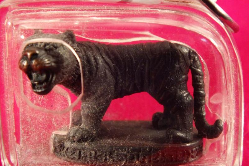 พญาเสือกันภัย หลวงพ่อทอง วัดสำเภาเชย จ.ปัตตานี รุ่น เสาร์ 5 ( พิธี พร้อมกับ รุ่น แซยิด 93 ) พิธี วันเสาร์ที่  20  มีนาคม  2553  พิธีพุทธาภิเษกใหญ่วันเสาร์ 5 ขึ้น 5 ค่ำ เดือน 5  ปีเสือ ธาตุทองพญาเสือกันภัย มหาอำนาจคุ้มภัย เนื้อ โลหะขนาด   สูง   1.9  ซม. , ฐานกว้าง  2.3 x 1.4 ซม.   นาย นิพัทร์ เกตุแก้ว                            ธนาคารกสิกรไทย                                                เลขที่บัญชี 517-2-03122-8    �