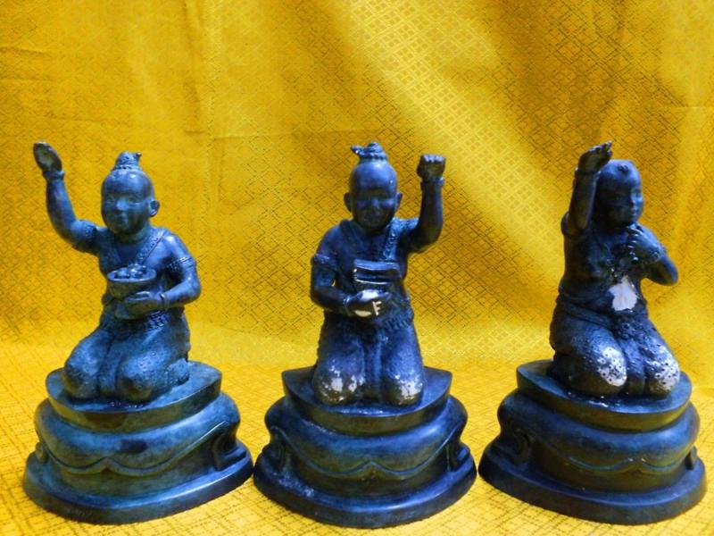 กุมารทองพ่วงเพชร หลวงปู่หงษ์ สุสานทุ่งมน  วัดเพชรบุรี อ.ปราสาท จ.สุรินทร์