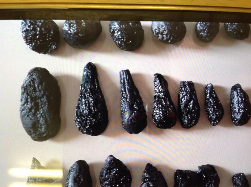 หินดาวตก เก็บไว้นานกว่า 30 ปีเป็น Tektile  ของแท้ รับประกันหายาก น่าสะสมขายชิ้นละ 1,000 บาท