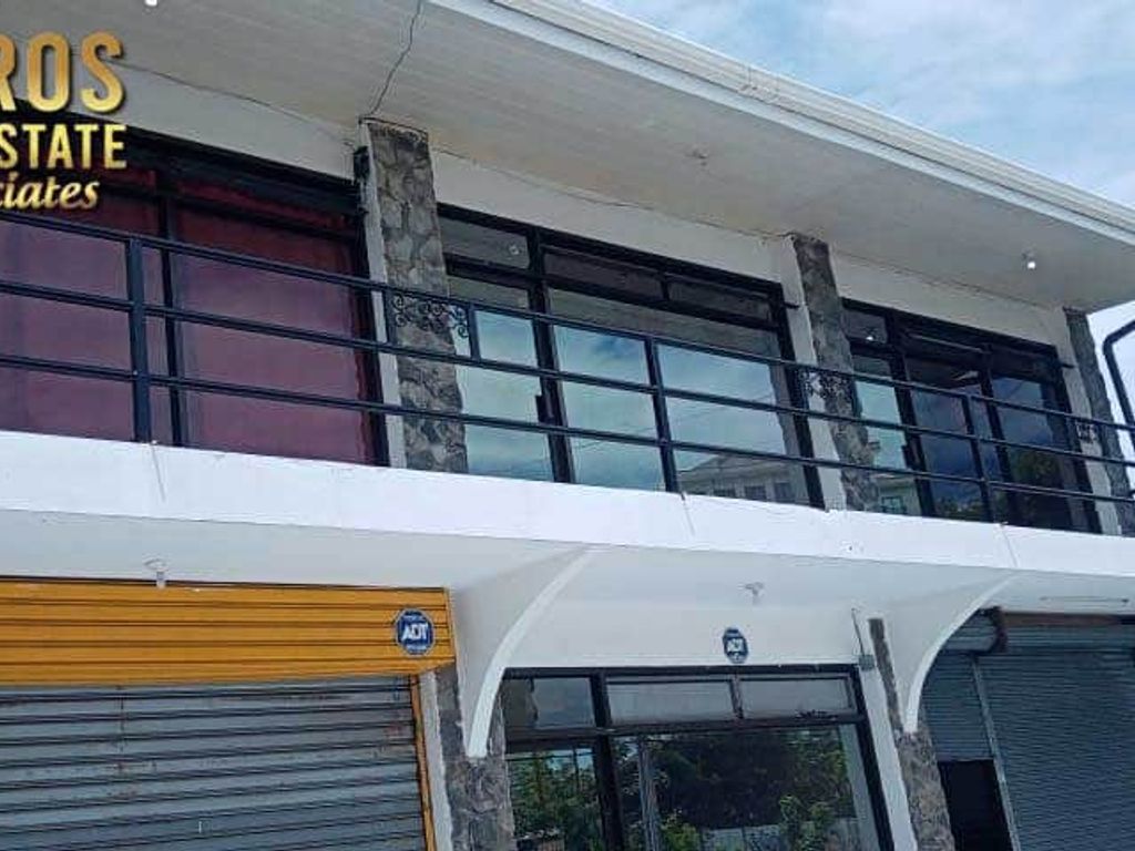 Foto de Centro Comercial y Residencial en Jacó - 6 Locales y 7 Apartamentos
