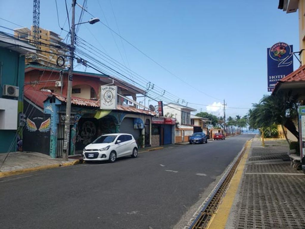 Foto de Complejo Comercial de Uso Mixto en Playa Jacó - 50 m del Mar e Ingresos Activos