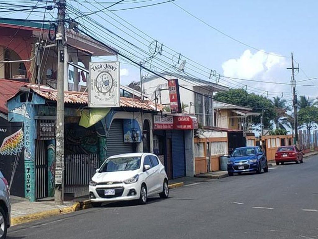 Foto de Complejo Comercial de Uso Mixto en Playa Jacó - 50 m del Mar e Ingresos Activos