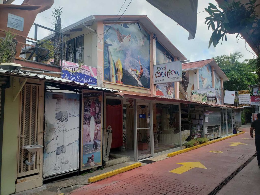 Foto de Centro Comercial Landmark de Uso Mixto en Playa Jacó - 5 Apartamentos y 12 Locales