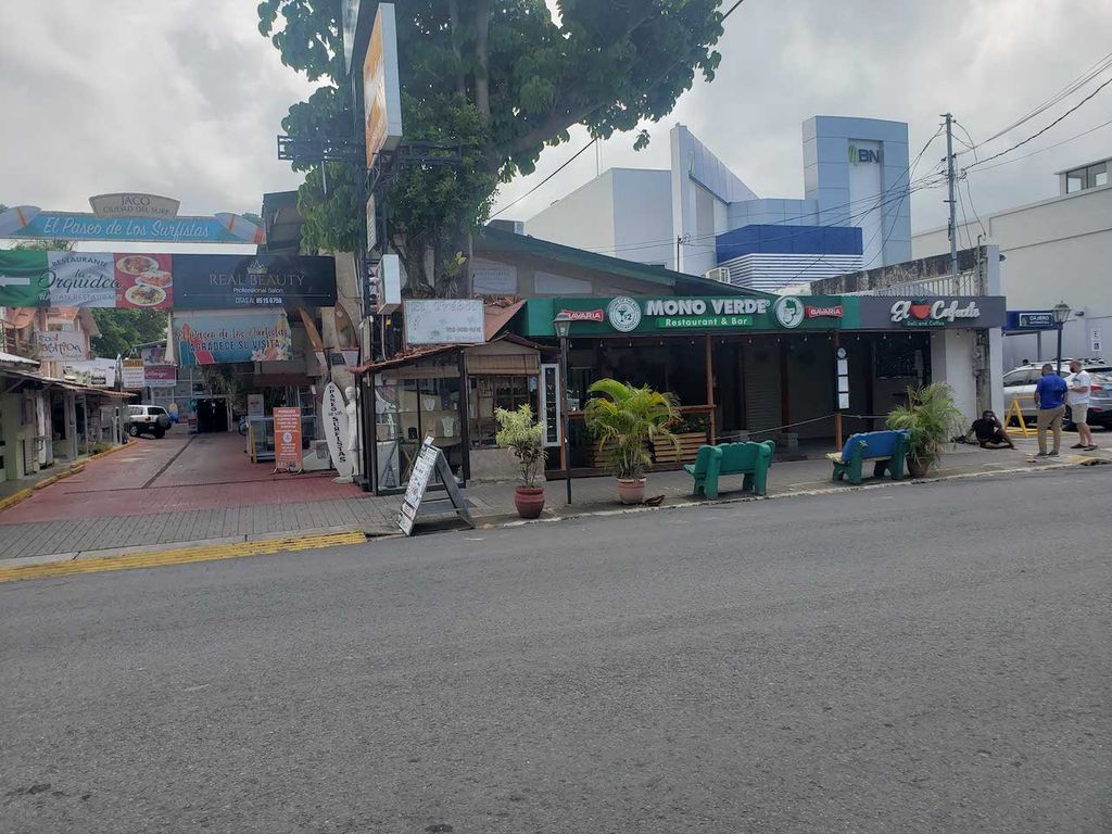 Foto de Centro Comercial Landmark de Uso Mixto en Playa Jacó - 5 Apartamentos y 12 Locales