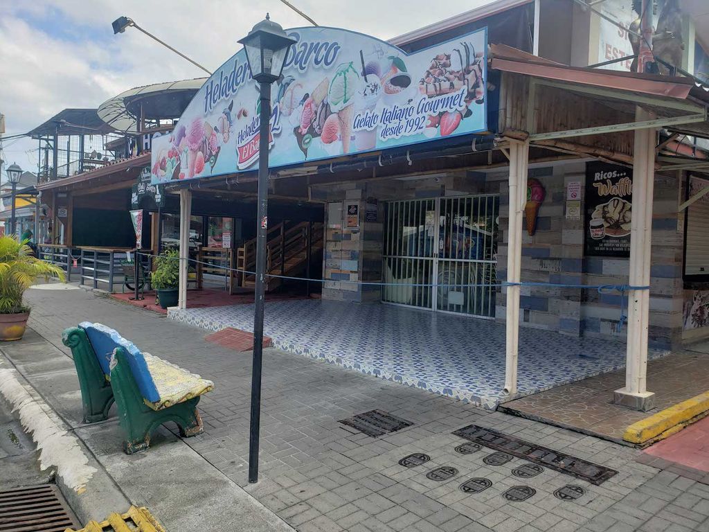 Foto de Centro Comercial Landmark de Uso Mixto en Playa Jacó - 5 Apartamentos y 12 Locales