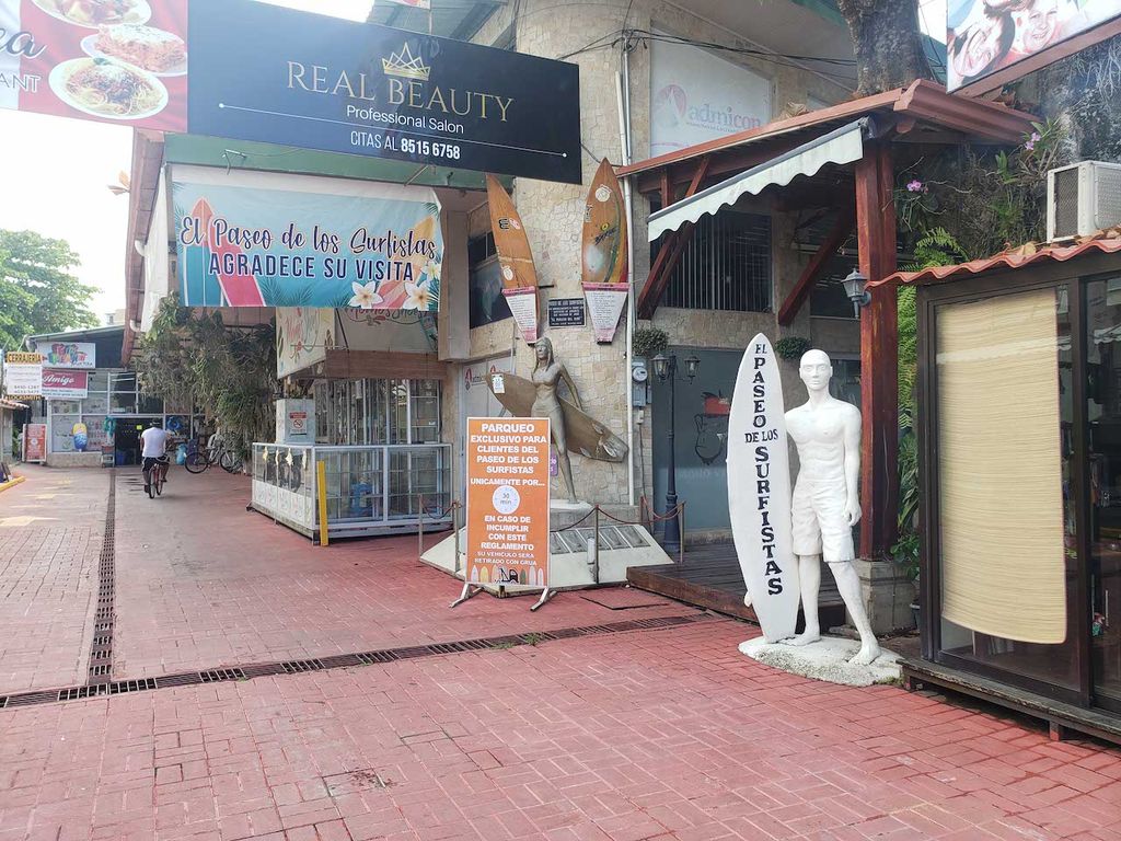 Foto de Centro Comercial Landmark de Uso Mixto en Playa Jacó - 5 Apartamentos y 12 Locales
