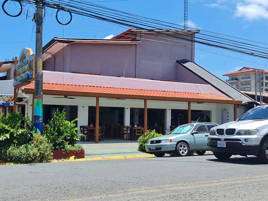 Foto de Complejo Comercial Esquinero en Jacó - Restaurante y Club Nocturno Operativo