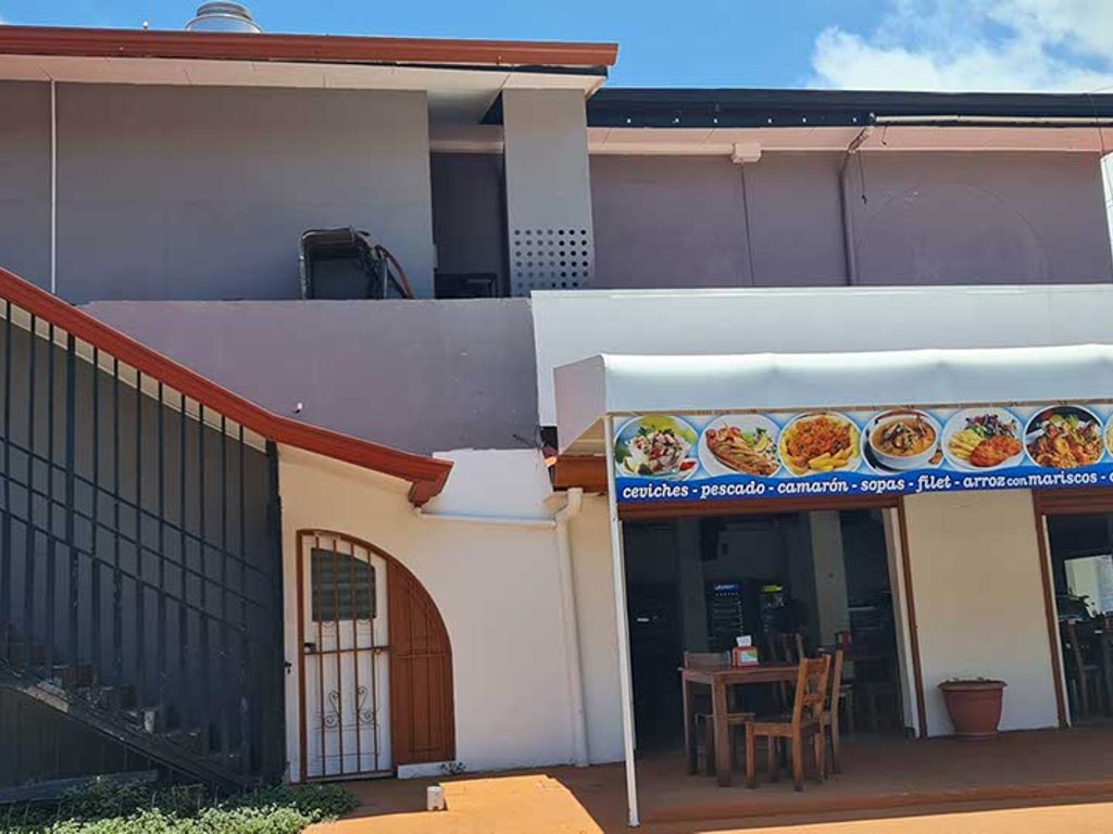 Foto de Complejo Comercial Esquinero en Jacó - Restaurante y Club Nocturno Operativo