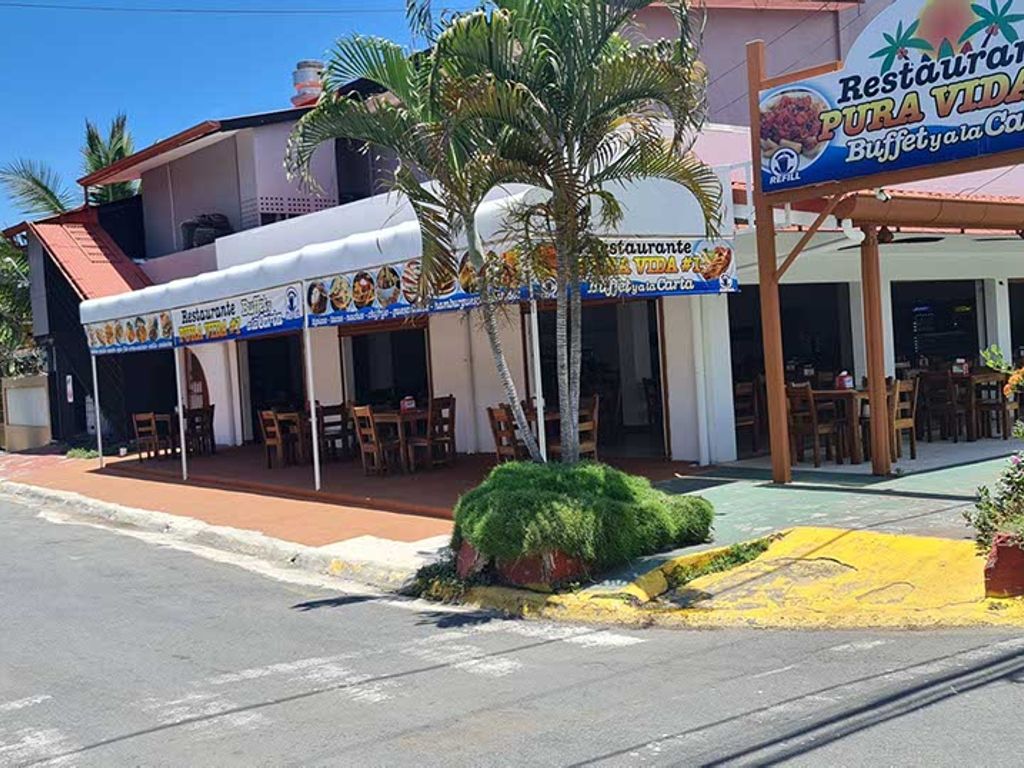 Foto de Complejo Comercial Esquinero en Jacó - Restaurante y Club Nocturno Operativo