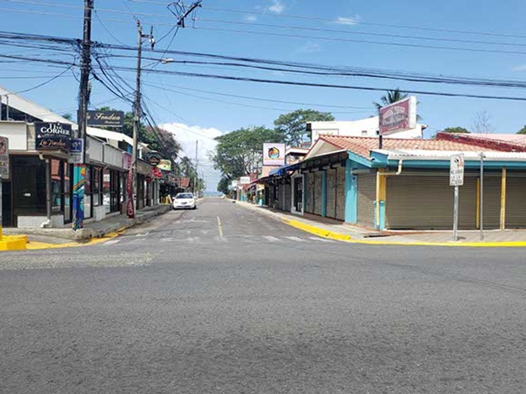 Foto de Centro Comercial de 3 Locales en el Centro de Jacó - Excelente Rentabilidad