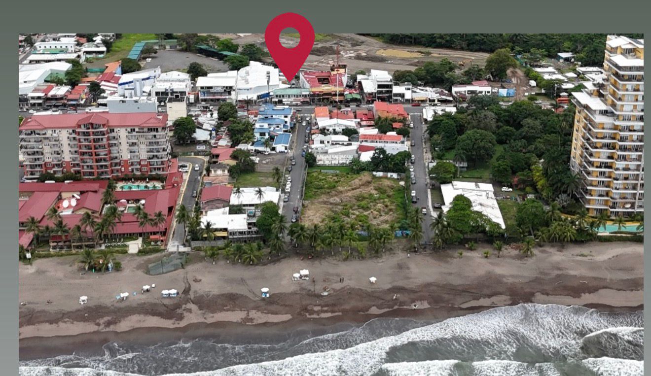 Foto de Centro Comercial de 8 Locales en el Centro de Jacó - Rentabilidad del 12%