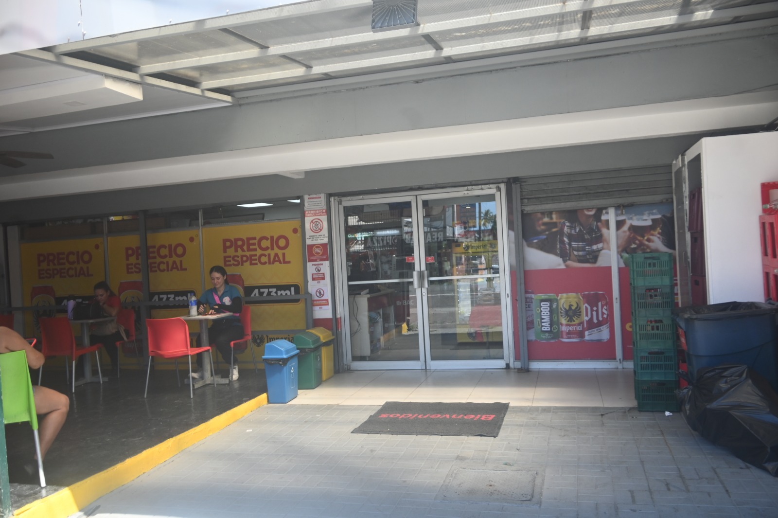 Foto de Centro Comercial de 8 Locales en el Centro de Jacó - Rentabilidad del 12%