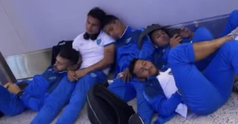 Jugadores Guatemala en el aeropuerto
