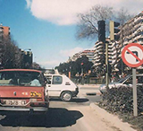 Imagen de la pregunta: El semáforo de la fotografía está estropeado. ¿A quién debe ceder el paso en la 