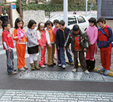 Imagen de la pregunta: Una fila de escolares está cruzando la calzada. ¿Debe cederles el paso?