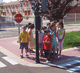 Imagen de la pregunta: Una fila escolar va a cruzar la calzada. ¿Es obligatorio cederle el paso?