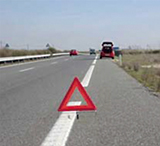 Imagen de la pregunta: Al inmovilizar un vehículo en una autopista es obligatorio señalizar la presenci