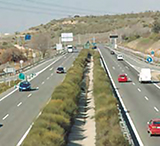 Imagen de la pregunta: En un tramo de vía con un carril de aceleración, ¿se considera adelantamiento qu