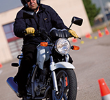 Imagen de la pregunta: ¿Es obligatorio que los conductores de motocicletas lleven guantes?