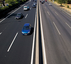 Imagen de la pregunta: En una autopista con tres carriles para cada sentido, ¿por cuál se debe circular