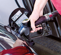 Imagen de la pregunta: Al cargar combustible en el vehículo es obligatorio...