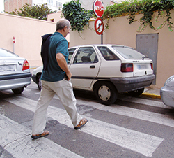 Imagen de la pregunta: En un paso para peatones sin semáforos que lo regule, ¿cuándo tienen preferencia