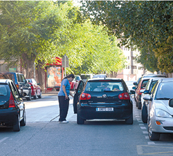 Imagen de la pregunta: El conductor de la furgoneta, ¿puede hacer una parada en doble fila para descarg