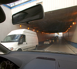 Imagen de la pregunta: Cuando prevea que va a quedar detenido dentro del túnel más de dos minutos, ¿qué