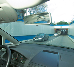 Imagen de la pregunta: En un túnel con un solo carril para cada sentido, ¿está permitido el adelantamie