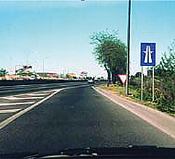 Imagen de la pregunta: Al incorporarse a una autopista, ¿puede pisar la zona de cebreado?