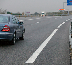 Imagen de la pregunta: Salvo que exista señal que lo prohíba, por los arcenes de las autovías se permit