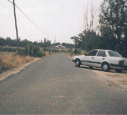 Imagen de la pregunta: En la intersección de una vía pavimentada con otra sin pavimentar, ¿qué vehículo