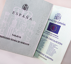 Imagen de la pregunta: Para circular con un turismo, ¿qué documentos se necesitan en todo caso, además 
