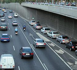 Imagen de la pregunta: Si observa que un vehículo quiere incorporarse por el carril de aceleración, ¿qu
