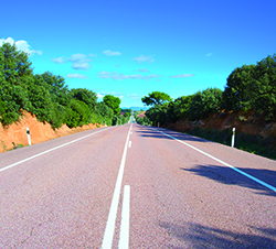 Imagen de la pregunta: Circula con su turismo por esta carretera convencional; ¿cuál es la velocidad má