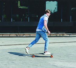Imagen de la pregunta: A los peatones que utilicen monopatines o patines en ningún caso les está permit