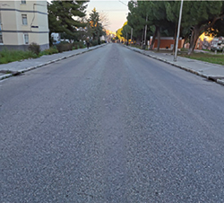Imagen de la pregunta: En esta calle de sentido único en la que no hay señalización que prohíba estacio