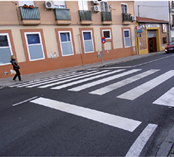 Imagen de la pregunta: Este conjunto de marcas blancas pintadas en la calzada...
