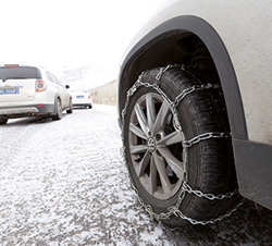 Imagen de la pregunta: Hay nieve y solo tiene cadenas para dos ruedas. ¿Dónde debe ponerlas?