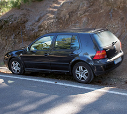 Imagen de la pregunta: Esta carretera no tiene arcén; ¿puede estacionar a la derecha, fuera de la vía?