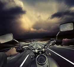 Imagen de la pregunta: Circular en motocicleta bajo una lluvia intensa obliga a...