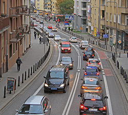 Imagen de la pregunta: En una vía urbana con un carril en cada sentido, deberá circular...