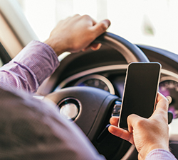 Imagen de la pregunta: Normalmente, ¿qué ocurre cuando un conductor sufre una distracción al volante?