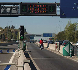 Imagen de la pregunta: ¿Está permitido que las motocicletas circulen por un carril reservado para vehíc