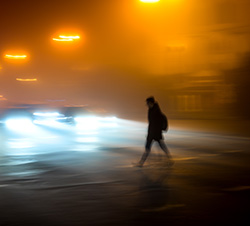 Imagen de la pregunta: ¿Qué debe llevar todo peatón que transite de noche por el arcén de una vía fuera