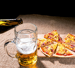 Imagen de la pregunta: Consumir alcohol con el estómago lleno, ¿influye en la tasa de alcoholemia?