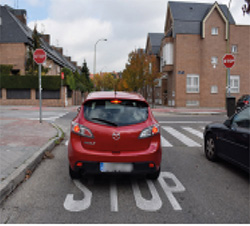 Imagen de la pregunta: Quiere girar a la derecha. ¿Cómo debe avisar a los demás conductores?
