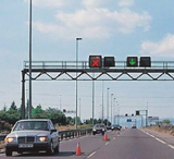 El carril que se observa a la izquierda está abierto para circular en sentido contrario. ¿Cuál es la velocidad máxima permitida en ese carril?
